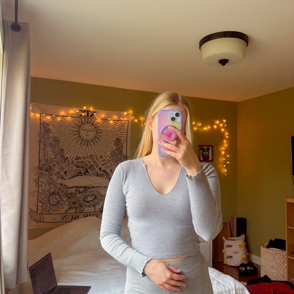 BDG Grey Notched Long Sleeve Stretchy Crop Top – Size Small 🩶